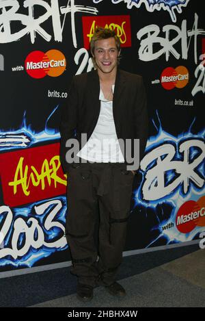 Will Young ai Brit Awards 2003 a Londons Earls Court. Completo, pantaloni da combattimento, zip. Foto Stock