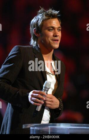 Will Young è in palcoscenico ai 2003 Brit Awards di Earls Court a Londra. 3/4 lunghezza. sorriso Foto Stock