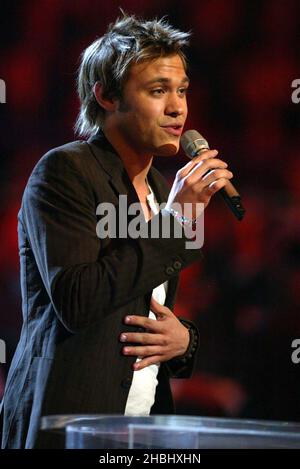 Will Young è in palcoscenico ai 2003 Brit Awards di Earls Court a Londra. 3/4 lunghezza. sorriso Foto Stock