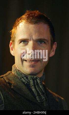 Ralph Fiennes si esibisce sul palco del Brand al Theatre Royal Haymarket di Londra. Colpo di testa. Foto Stock