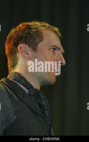 Ralph Fiennes si esibisce sul palco del Brand al Theatre Royal Haymarket di Londra. Colpo di testa. Foto Stock