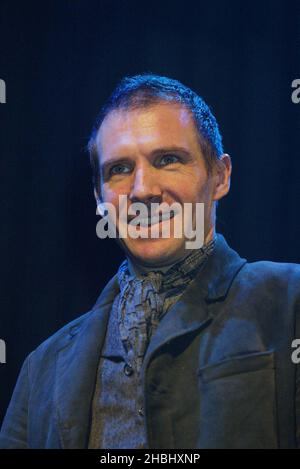 Ralph Fiennes si esibisce sul palco del Brand al Theatre Royal Haymarket di Londra. Colpo di testa. Foto Stock