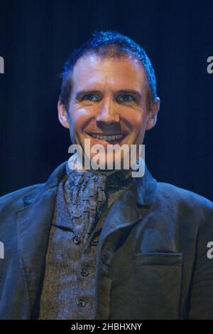 Ralph Fiennes si esibisce sul palco del Brand al Theatre Royal Haymarket di Londra. Colpo di testa. Foto Stock