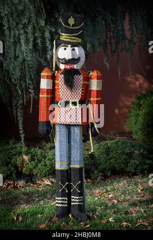 SOLDATO TOY DI NATALE. Un cortile è decorato con un soldato ornato tradizionale nutcracker. A Malba, Queens, New York. Foto Stock