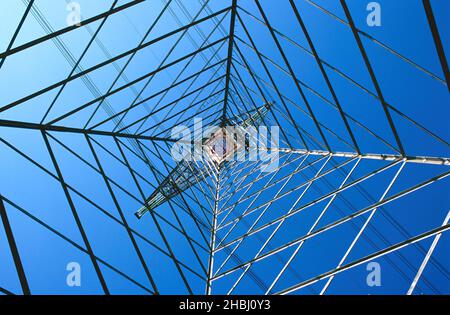 vista dal basso di un traliccio ad alta tensione Foto Stock