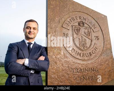 La foto di handout datata 20/12/21 fornita da Alan Rennie di Shaun Maloney è presentata come il nuovo direttore iberniano al centro di addestramento iberniano, Ormiston. Data immagine: Lunedì 20 dicembre 2021. Foto Stock