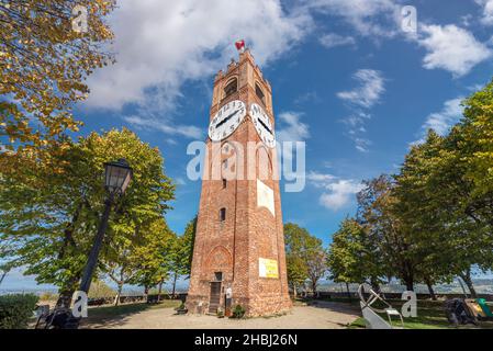 Mondovì, Cuneo, Piemonte, Italia - 23 ottobre 2021: Giardini Belvedere con la Torre Civica, chiamata 'dei Bressani' o Torre dell'Orologio, e alberi con Autum Foto Stock