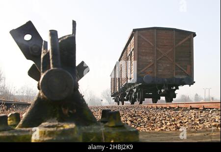 Oswiecim, Polonia. 20th Dic 2021. Judenrampe - rampa ferroviaria e carrozza. E 'stato utilizzato per scaricare le carrozze ferroviarie (principalmente merci), in cui i nazisti tedeschi trasportano i trasporti di prigionieri - principalmente ebrei - dall'Europa occupata. L'ex campo di concentramento e sterminio nazista di Auschwitz II Birkeanu a Oswiecim un mese prima del 77th anniversario della liberazione. Il più grande campo di concentramento e sterminio nazista tedesco KL Auschwitz-Birkenau fu liberato dall'esercito rosso il 27 gennaio 1945. (Credit Image: © Damian Klamka/ZUMA Press Wire) Foto Stock