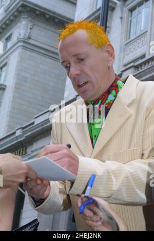 Johnny Rotten, noto anche come John Lydon, al Q Awards tenutosi presso il Park Lane Hotel di Londra. Foto Stock