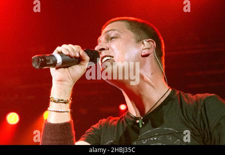 Rob Thomas ex Matchbox 20; suona sul palco all'Astoria il 22 giugno 2005 a Londra. Foto Stock