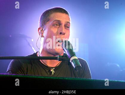 Rob Thomas ex Matchbox 20; suona sul palco all'Astoria il 22 giugno 2005 a Londra. Foto Stock