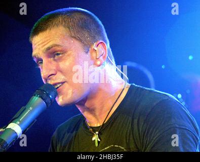 Rob Thomas ex Matchbox 20; suona sul palco all'Astoria il 22 giugno 2005 a Londra. Foto Stock