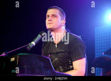 Rob Thomas ex Matchbox 20; suona sul palco all'Astoria il 22 giugno 2005 a Londra. Foto Stock