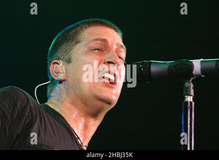 Rob Thomas ex Matchbox 20; suona sul palco all'Astoria il 22 giugno 2005 a Londra. Foto Stock