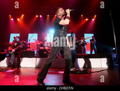 Rob Thomas ex Matchbox 20; suona sul palco all'Astoria il 22 giugno 2005 a Londra. Foto Stock