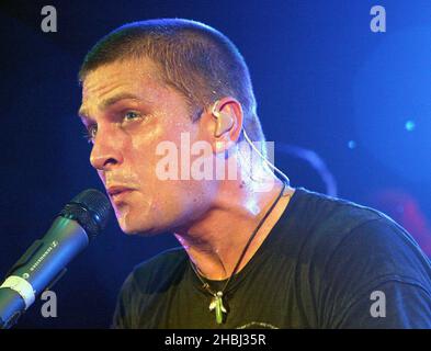 Rob Thomas ex Matchbox 20; suona sul palco all'Astoria il 22 giugno 2005 a Londra. Foto Stock