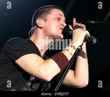 Rob Thomas ex Matchbox 20; suona sul palco all'Astoria il 22 giugno 2005 a Londra. Foto Stock