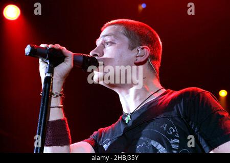 Rob Thomas ex Matchbox 20; suona sul palco all'Astoria il 22 giugno 2005 a Londra. Foto Stock