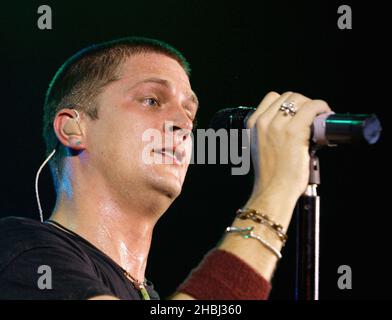 Rob Thomas ex Matchbox 20; suona sul palco all'Astoria il 22 giugno 2005 a Londra. Foto Stock