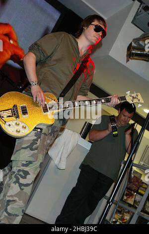 Manic Street Preachers Live shot di Bass Player Nicky Wire che si esibisce sul palco alla firma del loro nuovo album "Lipstick Traces" all'HMV Oxford Street London. Foto Stock