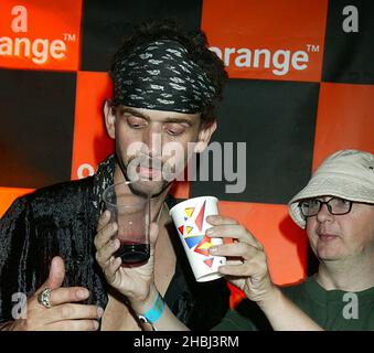 Frankie Poullain da The Darkness con Jack Osbourne in disguise dj nella tenda arancione al Rivermead Leisure Centre Reading. Divertente. Foto Stock