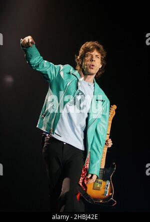 Il "Rolling Stones" Mick Jagger si esibisce dal vivo sul palco durante il loro Licks Tour alla Wembley Arena di Londra il 29 agosto 2003 a Londra. Foto Stock