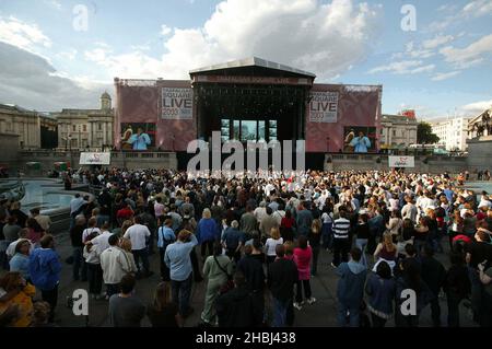 David Gray, Morcheeba e molti altri artisti si sono esibiti dal vivo davanti a 10,000 tifosi al concerto gratuito per promuovere la piazza dal look innovativo e dare il via alla prossima fase dell'iniziativa Totally London Tourism, incoraggiando a visitare la capitale. Foto Stock