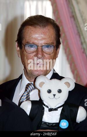 Sir Roger Moore sostiene UNICEF & Ikea al Ritz West London. Foto Stock