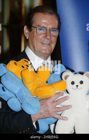 Sir Roger Moore sostiene UNICEF & Ikea al Ritz West London. Foto Stock