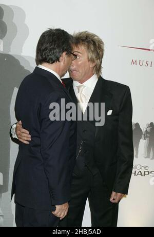 Rod Stewart con Rob Dickinson (Head of Music Industry Awards) ai Music Industry Awards al Grosvenor House Hotel di Londra. Foto Stock