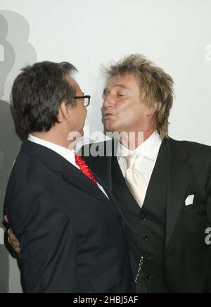 Rod Stewart con Rob Dickinson (Head of Music Industry Awards) ai Music Industry Awards al Grosvenor House Hotel di Londra. Foto Stock