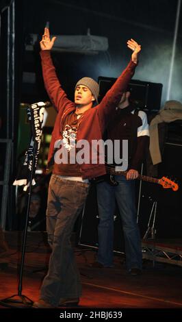 Enrique Iglesias, Latino pop Sensation, si esibisce dal vivo e accende le luci di Natale a John Lewis, Oxford Street, Londra. Enrique suona tracce Escape e addicted. Foto Stock