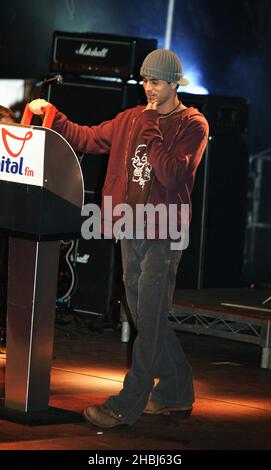 Enrique Iglesias, Latino pop Sensation, si esibisce dal vivo e accende le luci di Natale a John Lewis, Oxford Street, Londra. Enrique suona tracce Escape e addicted. Foto Stock