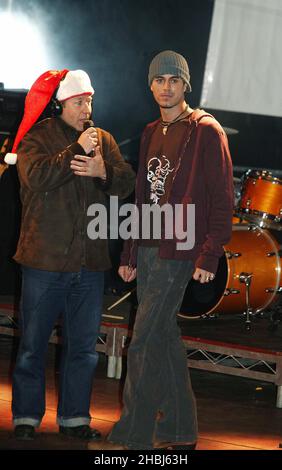 Dr Fox con Enrique Iglesias, Latino pop Sensation, mentre si esibisce dal vivo e accende le luci di Natale a John Lewis, Oxford Street, Londra. Enrique suona tracce Escape e addicted. Foto Stock