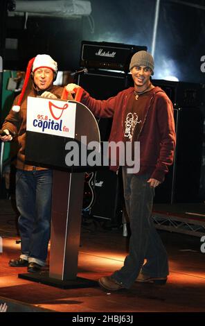 Dr Fox con Enrique Iglesias, Latino pop Sensation, mentre si esibisce dal vivo e accende le luci di Natale a John Lewis, Oxford Street, Londra. Enrique suona tracce Escape e addicted. Foto Stock