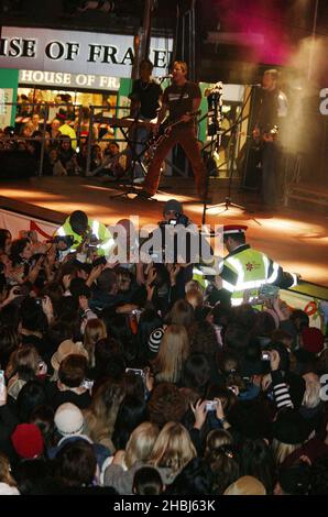 Enrique Iglesias, Latino pop Sensation, si esibisce dal vivo e accende le luci di Natale a John Lewis, Oxford Street, Londra. Enrique suona tracce Escape e addicted. Foto Stock