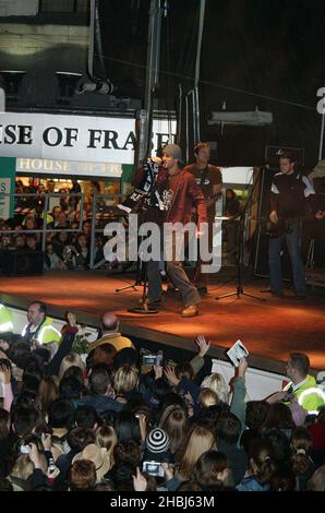 Enrique Iglesias, Latino pop Sensation, si esibisce dal vivo e accende le luci di Natale a John Lewis, Oxford Street, Londra. Enrique suona tracce Escape e addicted. Foto Stock