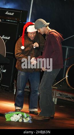 Dr Fox con Enrique Iglesias, Latino pop Sensation, mentre si esibisce dal vivo e accende le luci di Natale a John Lewis, Oxford Street, Londra. Enrique suona tracce Escape e addicted. Foto Stock