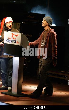 Dr Fox con Enrique Iglesias, Latino pop Sensation, mentre si esibisce dal vivo e accende le luci di Natale a John Lewis, Oxford Street, Londra. Enrique suona tracce Escape e addicted. Foto Stock