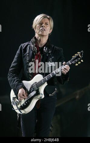 David Bowie si esibisce dal vivo la prima notte della tappa londinese del suo tour alla Wembley Arena di Londra Foto Stock