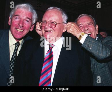 Sir Harry Secombe, Norman Wisdom e Henry Kelly ad una fotocellula a Londra. Foto Stock