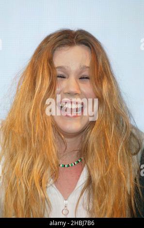 Joss, cantante pop di Stones16 anni, appare in negozio per firmare copie/eseguire brani del suo primo singolo di oggi, 'Fell in Love with A Boy' all'HMV Oxford Street di Londra. Foto Stock