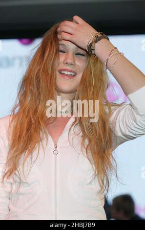 Joss, cantante pop di Stones16 anni, appare in negozio per firmare copie/eseguire brani del suo primo singolo di oggi, 'Fell in Love with A Boy' all'HMV Oxford Street di Londra. Foto Stock