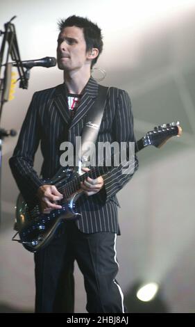 Muse si esibisce dal vivo in occasione delle prove al Brit Awards 2004 presso Earls Court, Londra. Foto Stock