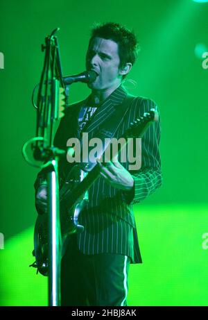 Muse si esibisce dal vivo in occasione delle prove al Brit Awards 2004 presso Earls Court, Londra. Foto Stock