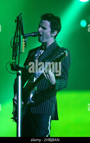 Muse si esibisce dal vivo in occasione delle prove al Brit Awards 2004 presso Earls Court, Londra. Foto Stock