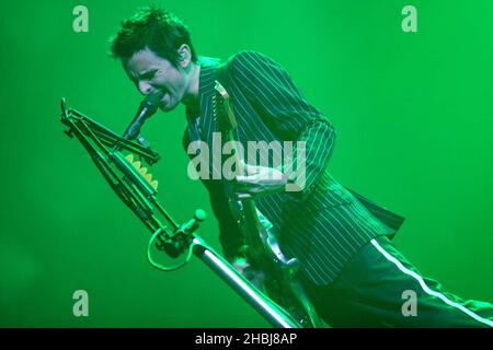 Muse si esibisce dal vivo in occasione delle prove al Brit Awards 2004 presso Earls Court, Londra. Foto Stock