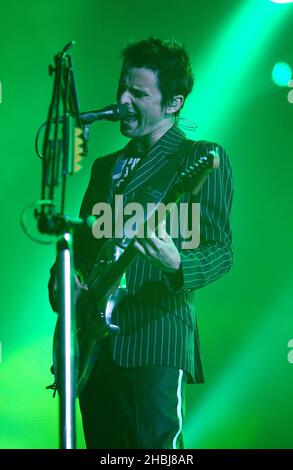 Muse si esibisce dal vivo in occasione delle prove al Brit Awards 2004 presso Earls Court, Londra. Foto Stock