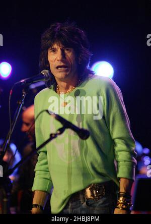 Ronnie Wood si esibisce sul palco con Jools Holland durante il quarto evento come parte della serie annuale di spettacoli di raccolta fondi del Teenage Cancer Trust presso la Royal Albert Hall di Londra. Foto Stock