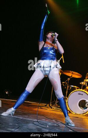 Yeah Yeah Yeah con Karen o che si esibisce dal vivo sul palco al Forum di Kentish Town di Londra. Foto Stock